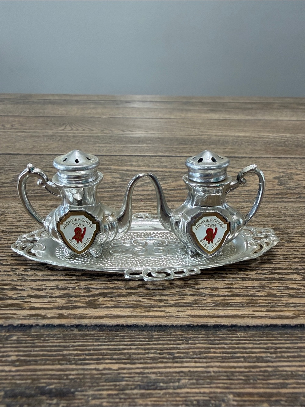 VTG Frontier Ghost Town‎ Silver-Tone Salt & Pepper Shaker Set with Tray Japan